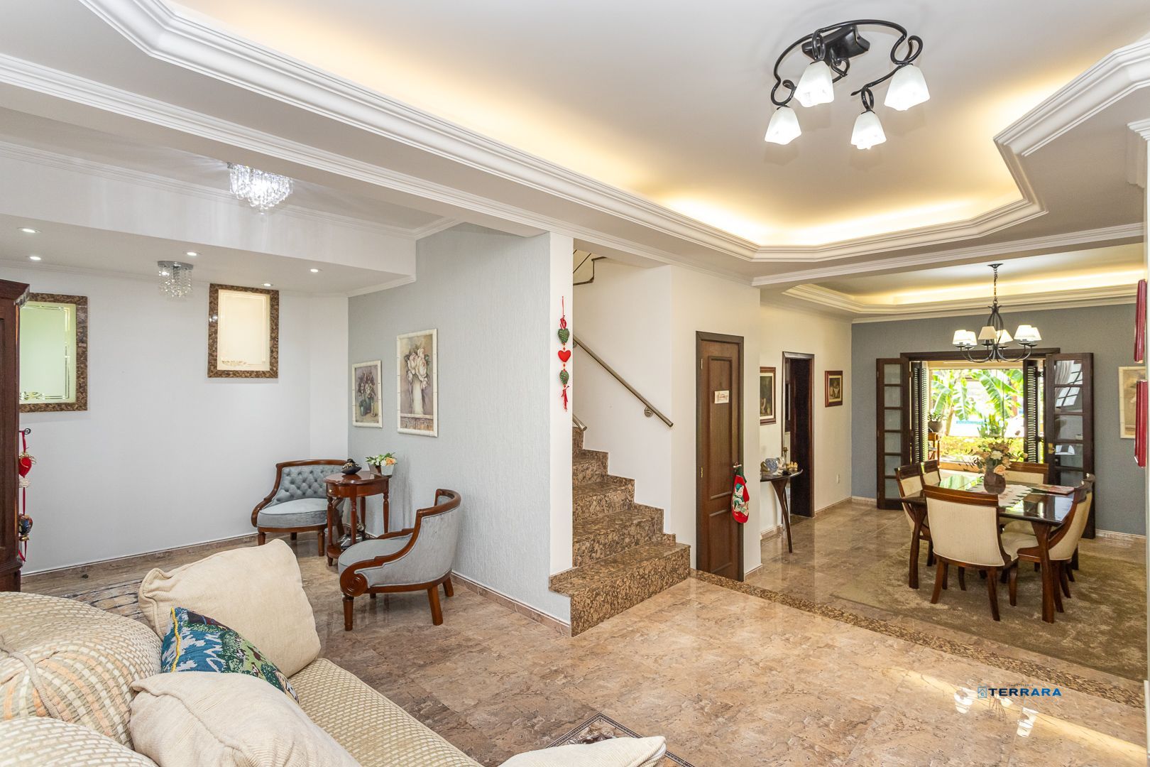 Casa de 272m², 4 dormitórios, 2 suítes e 4 vagas de garagem, no bairro Ipanema, próxima à orla do Guaíba.