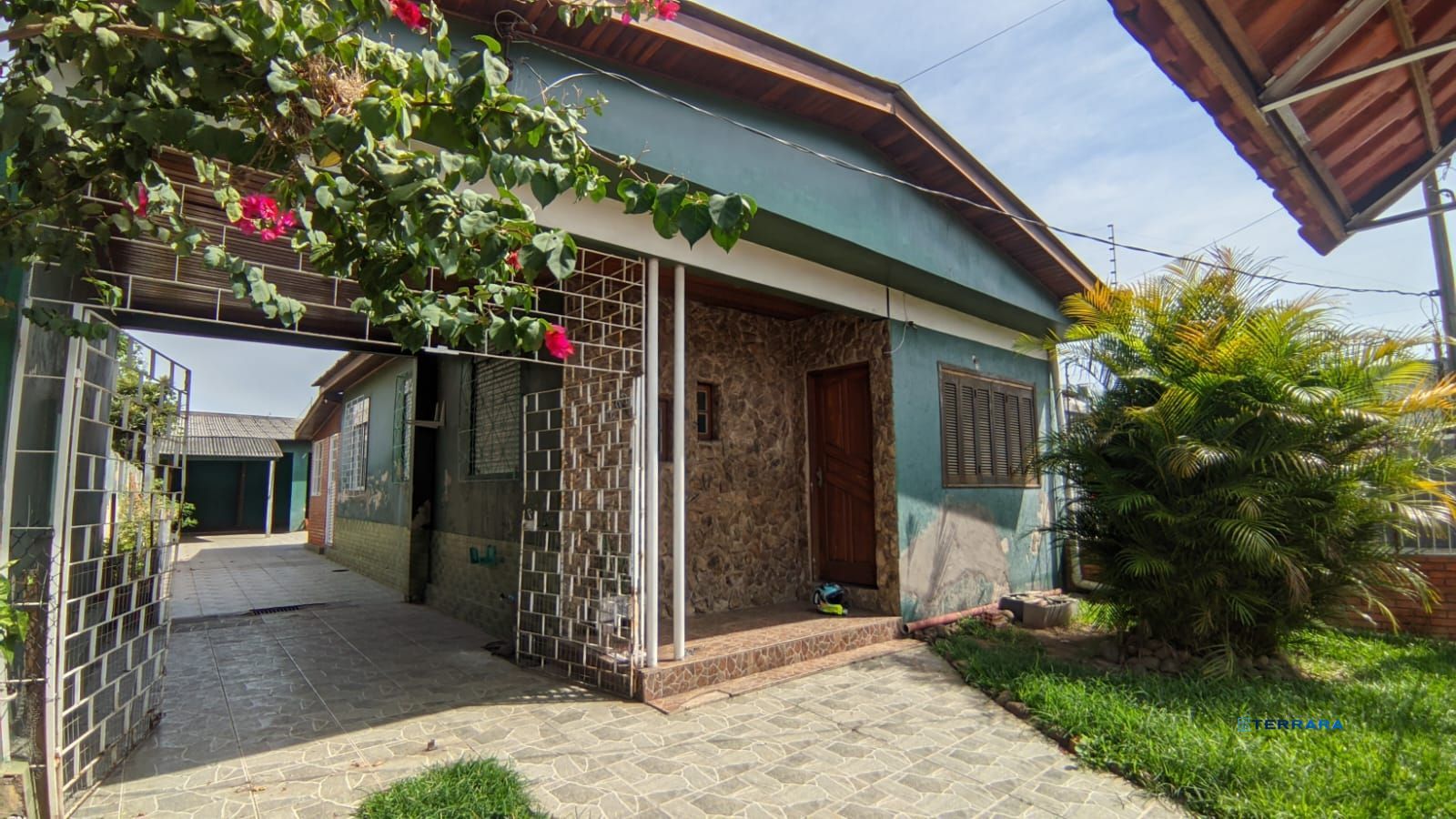 Casa com pátio, 2 dormitórios,  Avenida Vinte e Um de Abril - Sarandi