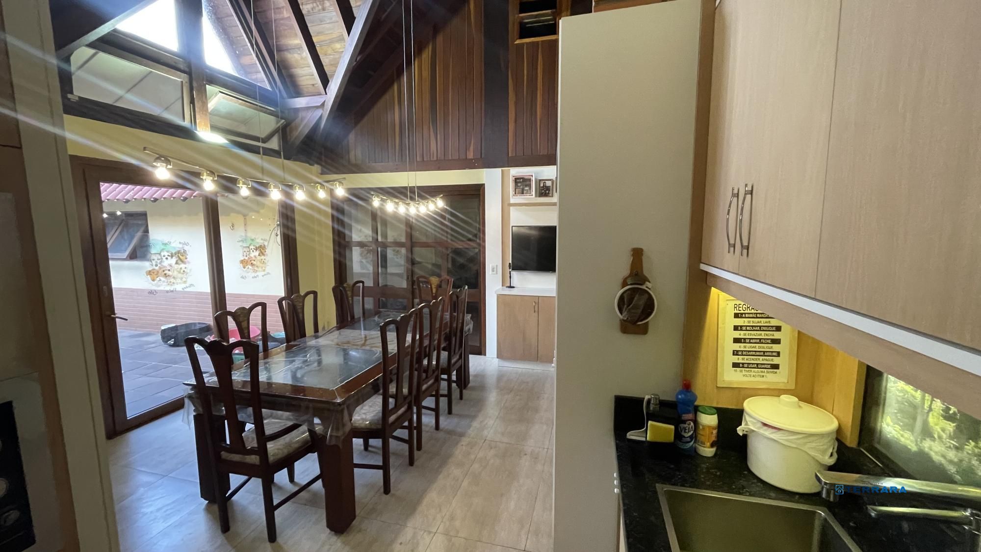 Casa térrea com 2 suítes com amplo pátio,
