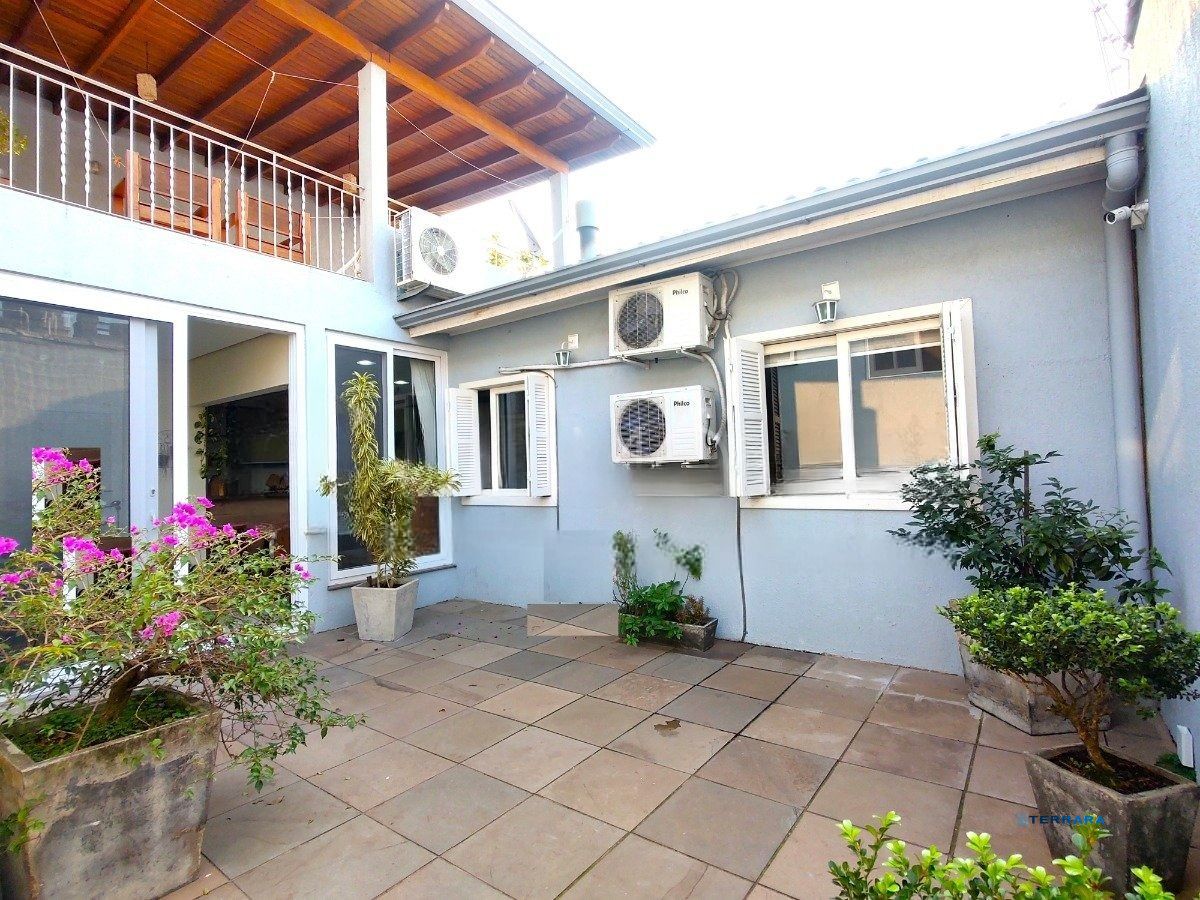 Casa com 4 dormitórios, espaço gourmet e terraço na Zona Norte de Porto Alegre