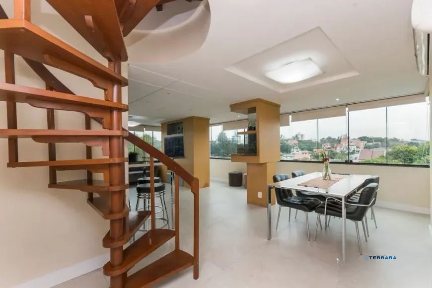 Cobertura com 3 dormitórios, suíte e 2 vagas.