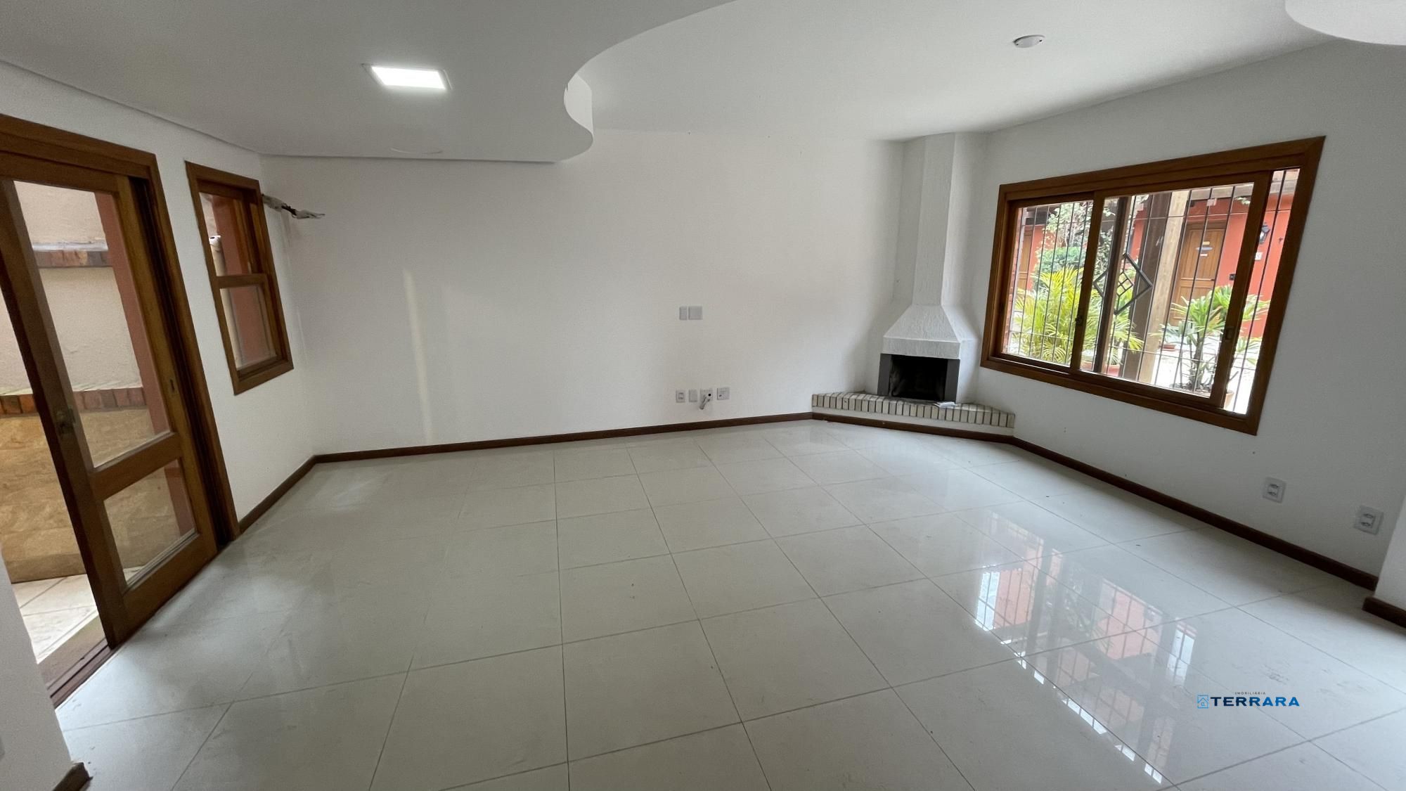 Casa em condomínio com 3 dormitórios, suíte, lavabo e 2 vagas.
