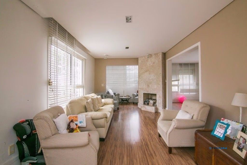 Casa de esquina com 6 dormitórios, 430m², piscina, 4 vagas