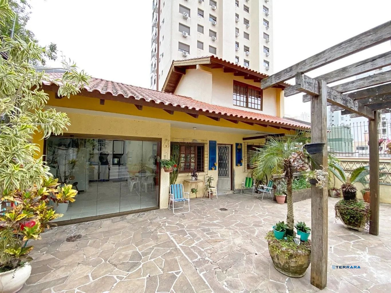 Casa térrea com edícula e salão de festas próximo ao Iguatemi