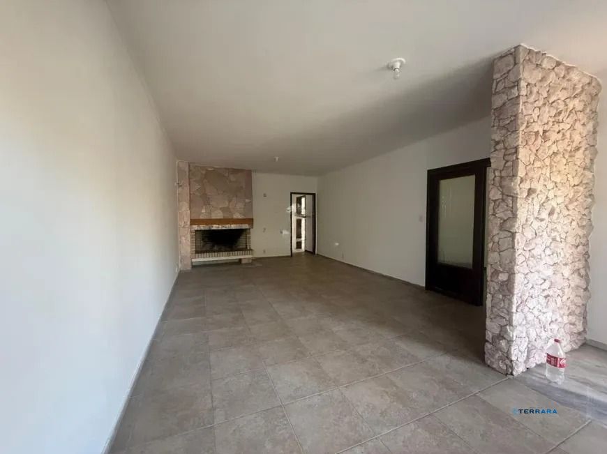 Casa térrea com 3 dormitórios e 3 vagas próxima à Carlos Gomes