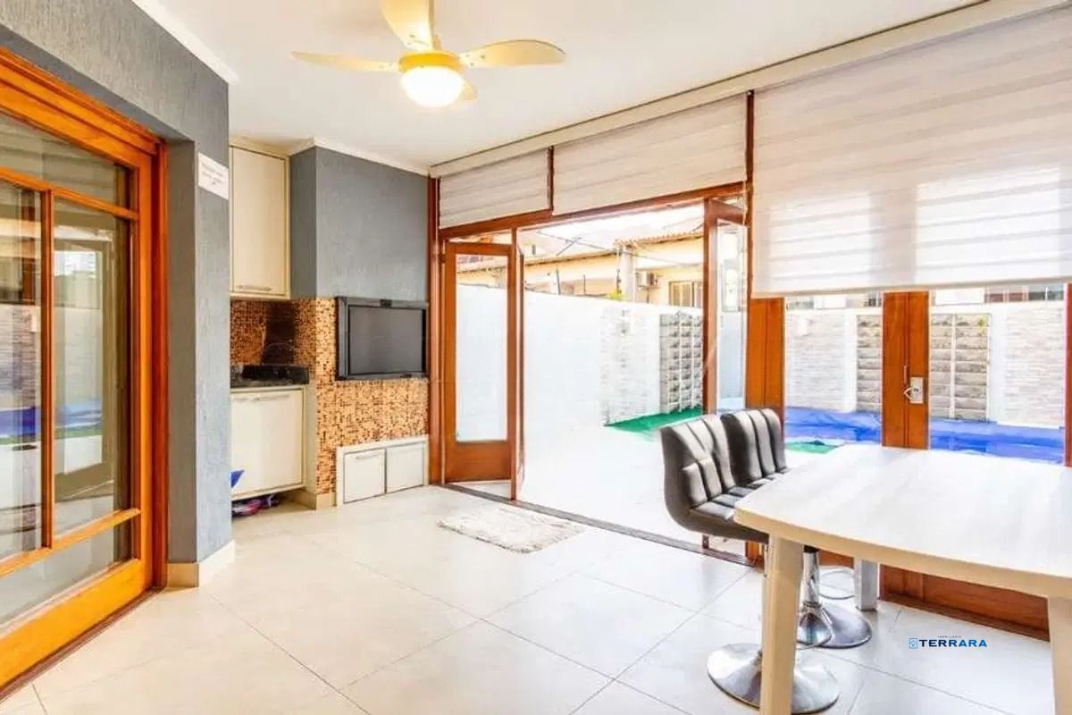 Casa com 3 dormitórios, suíte, churrasqueira e piscina.