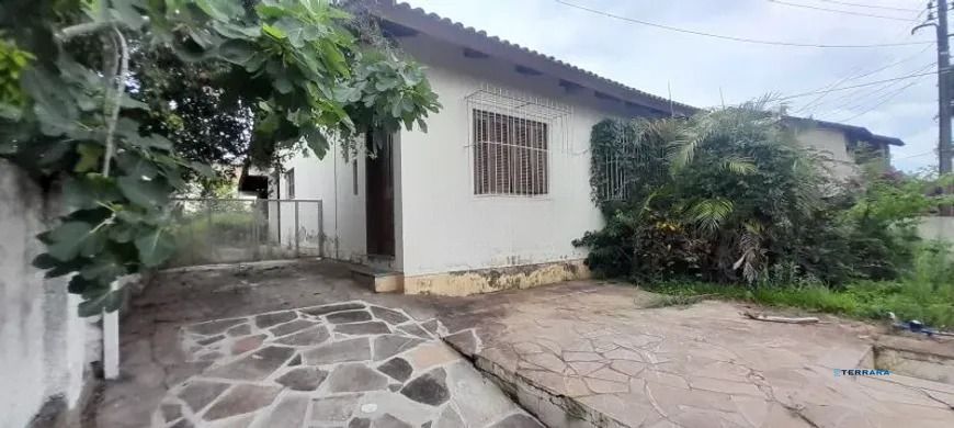 Casa térrea com 2 dormitórios, amplo pátio e 3 vagas.