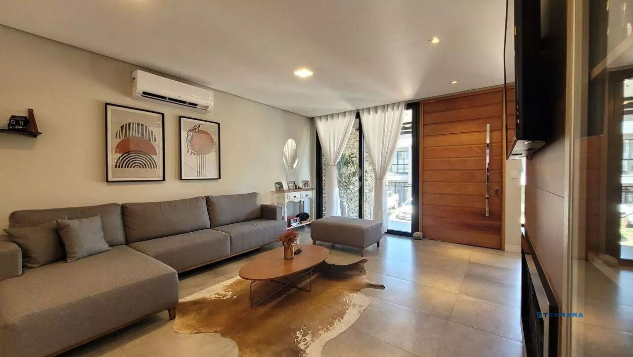Casa em condomínio com 3 dormitórios, suíte e 2 vagas.