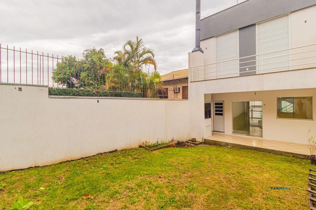Casa com 3 dormitórios, suíte, lavabo e amplo pátio.