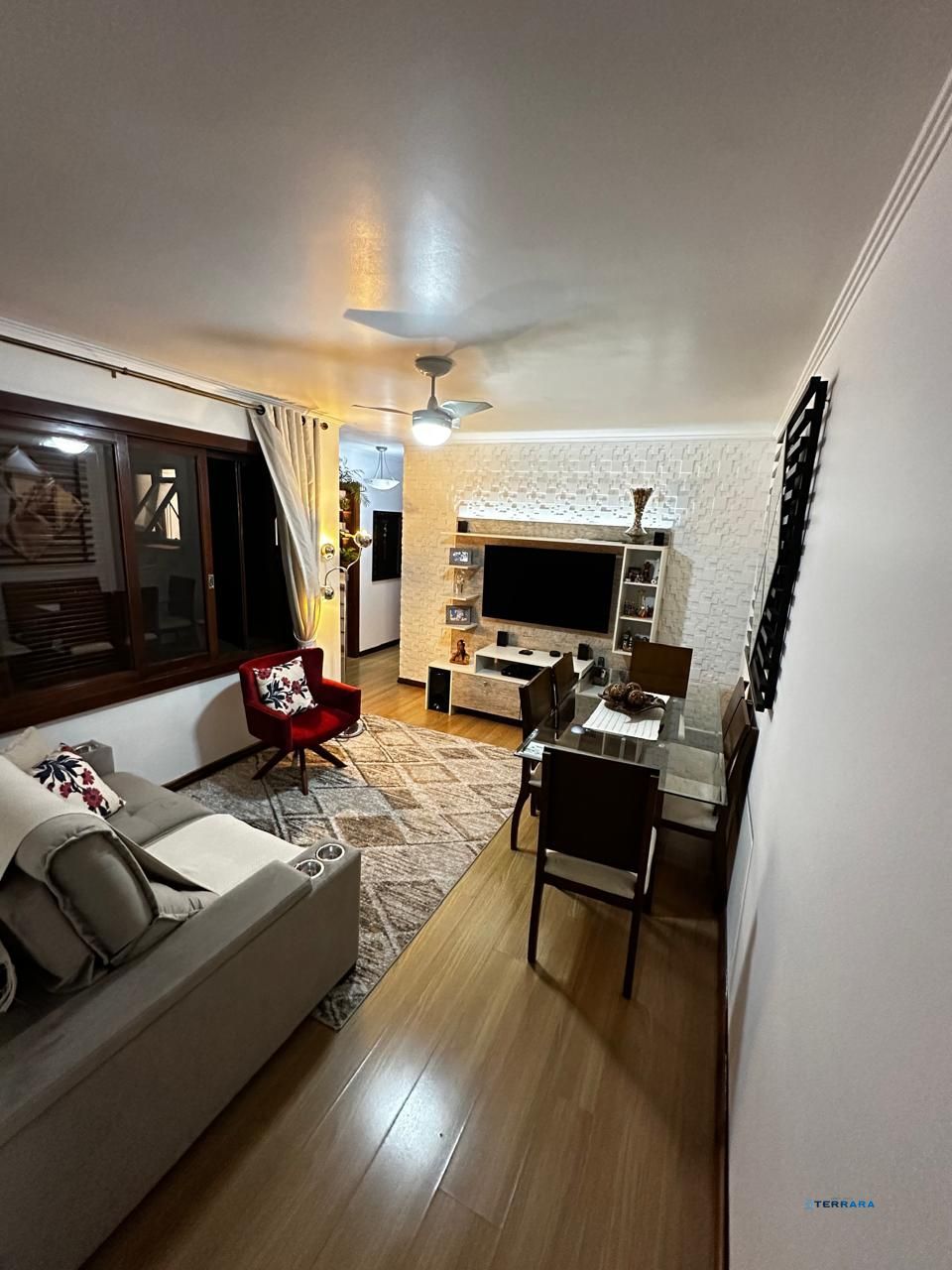 Apartamento 2 Dormitórios com Sacada e Vaga Coberta
