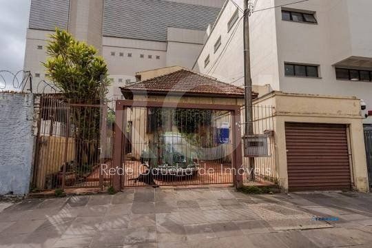 Casa composta por seis(6) dormitórios, no bairro Passo da Areia em Porto Alegre/RS.