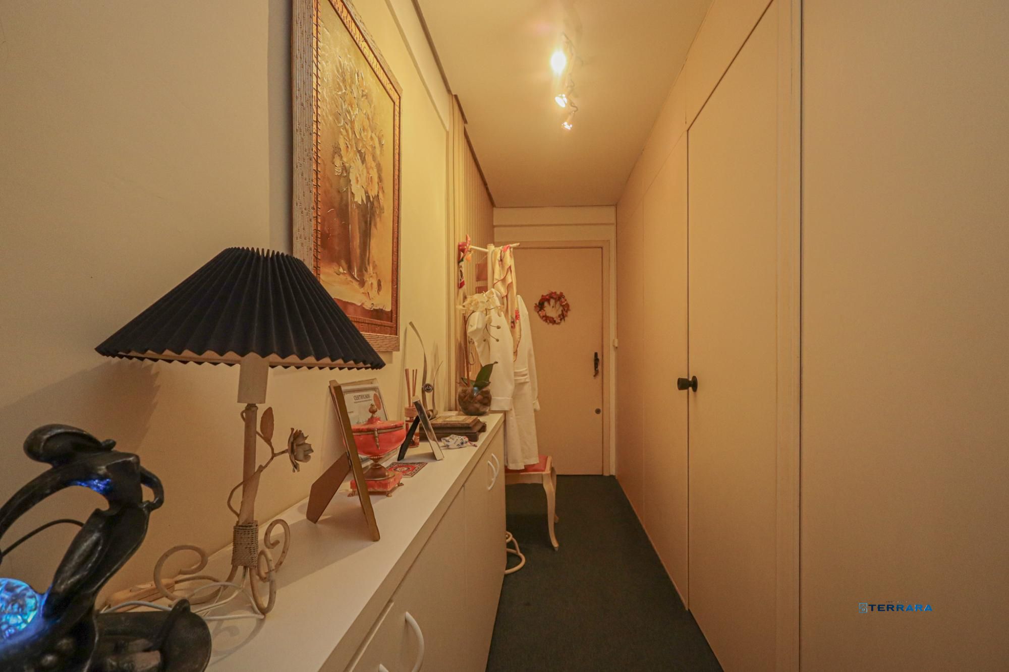 Sala comercial - com portaria / recepção e elevador semimobiliado