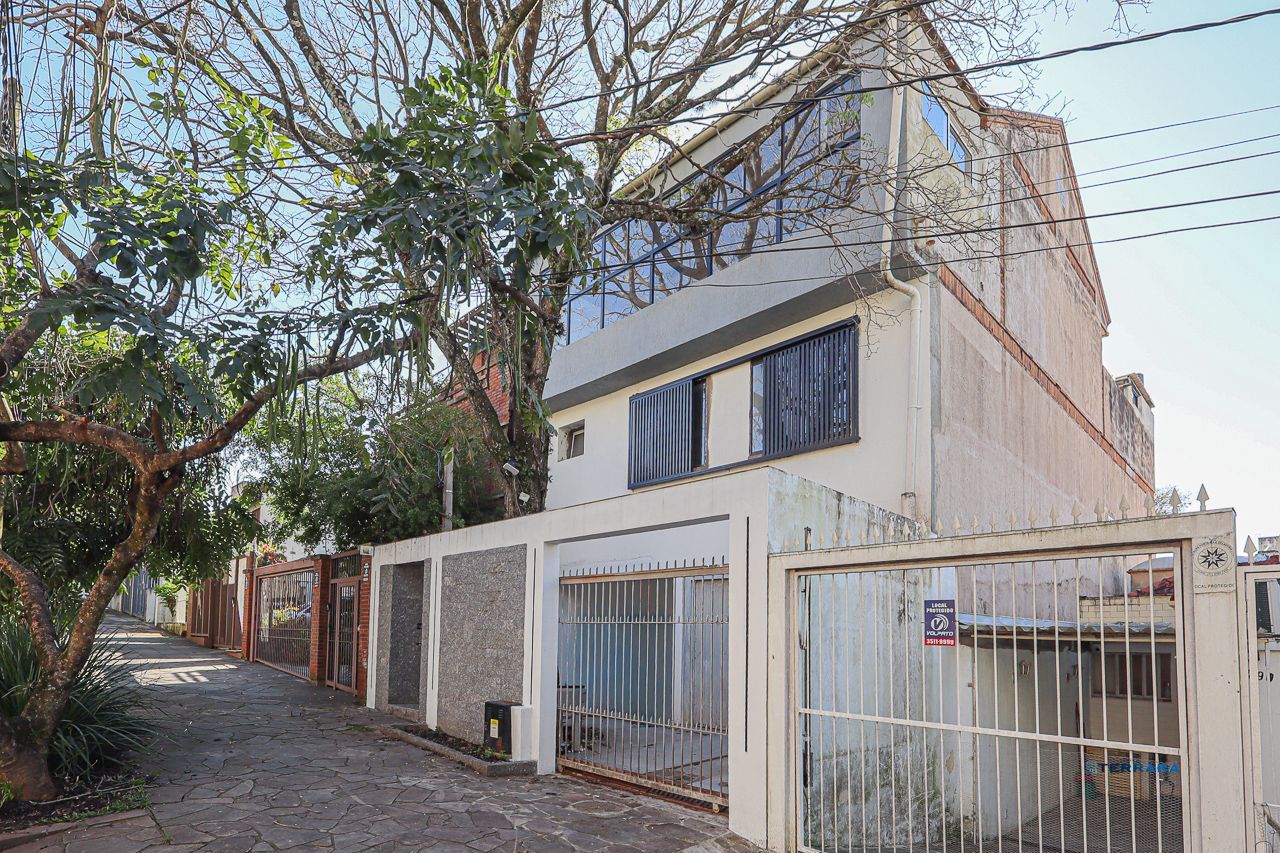 Casa à venda com 310m², 3 quartos e 2 vagas, Localizada no charmoso bairro Petrópolis.