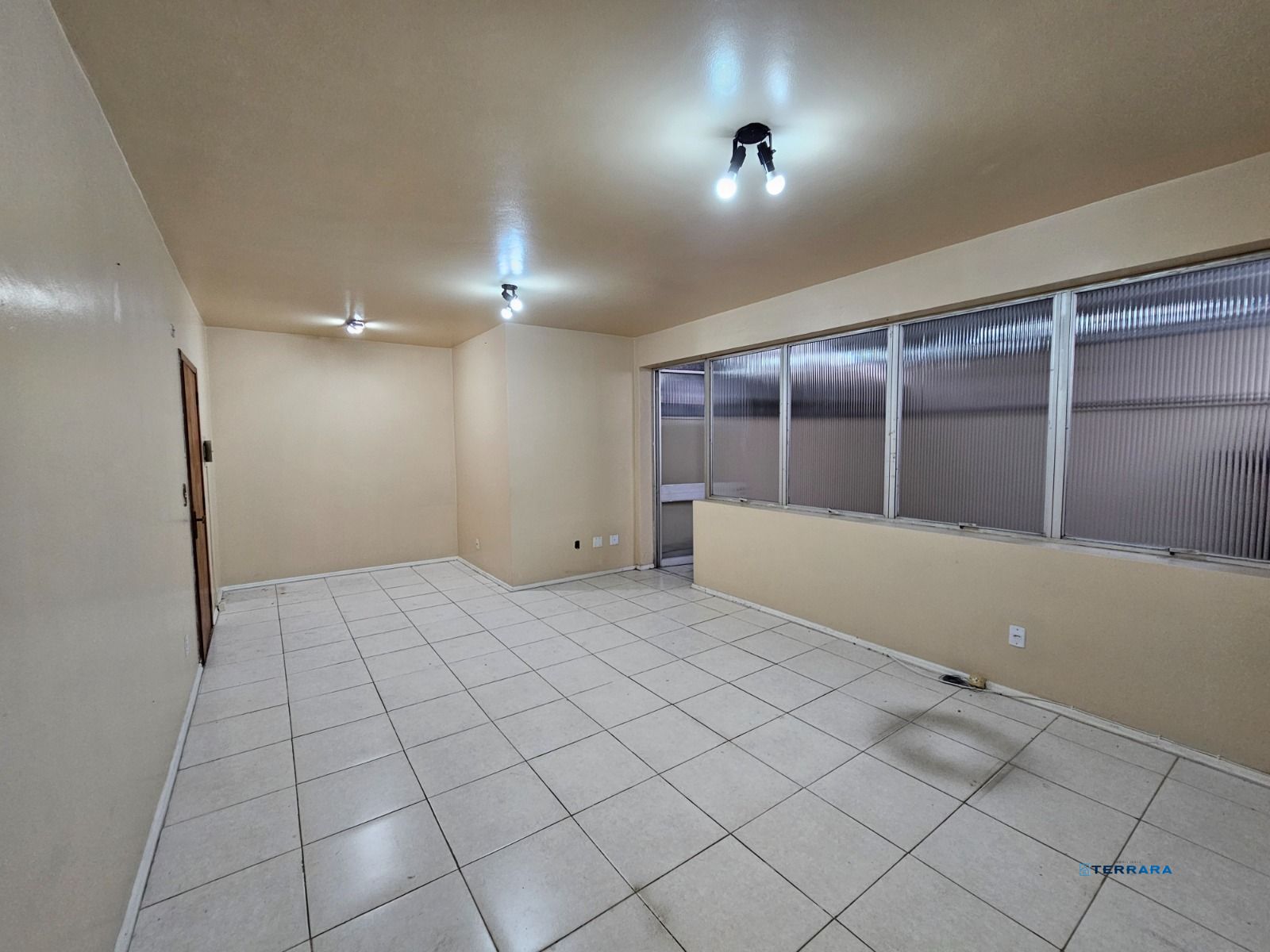 Ampla sala comercial na Cristóvão Moinhos de Vento com 53m2