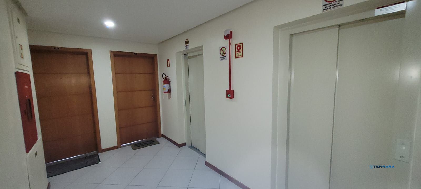 corredor do andar do apto.