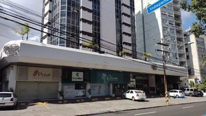 LOJA TÉRREA NA GALERIA QUINTA AVENIDA CENTER, Bairro Moinhos ,45,38 m2 com mezanino com vaga de garagem.