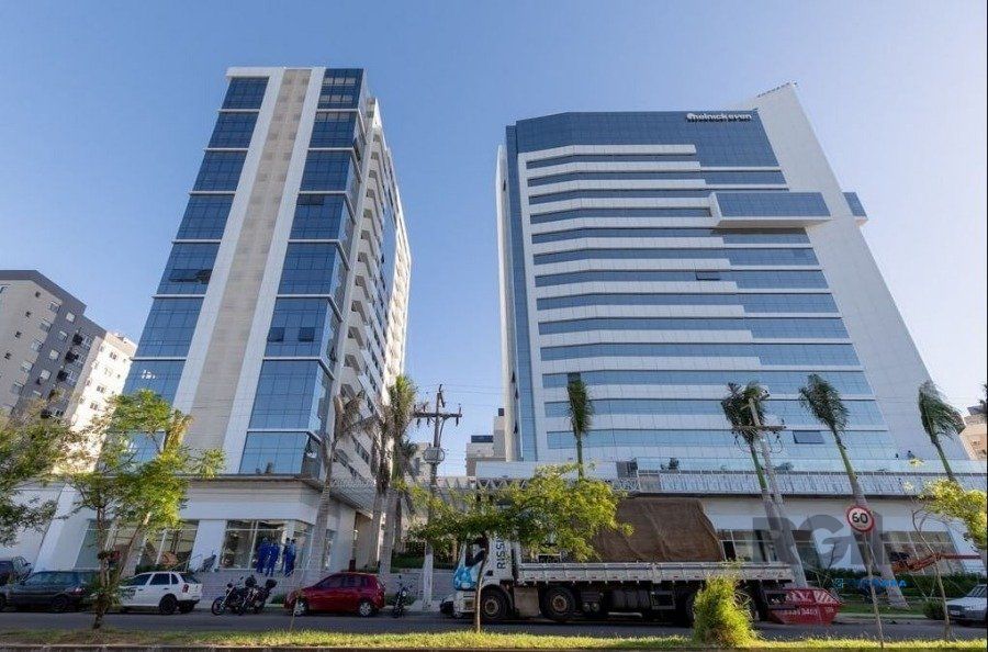 AMPLO CONJUNTO COMERCIAL COM 81 M2  NO HOM NILO
