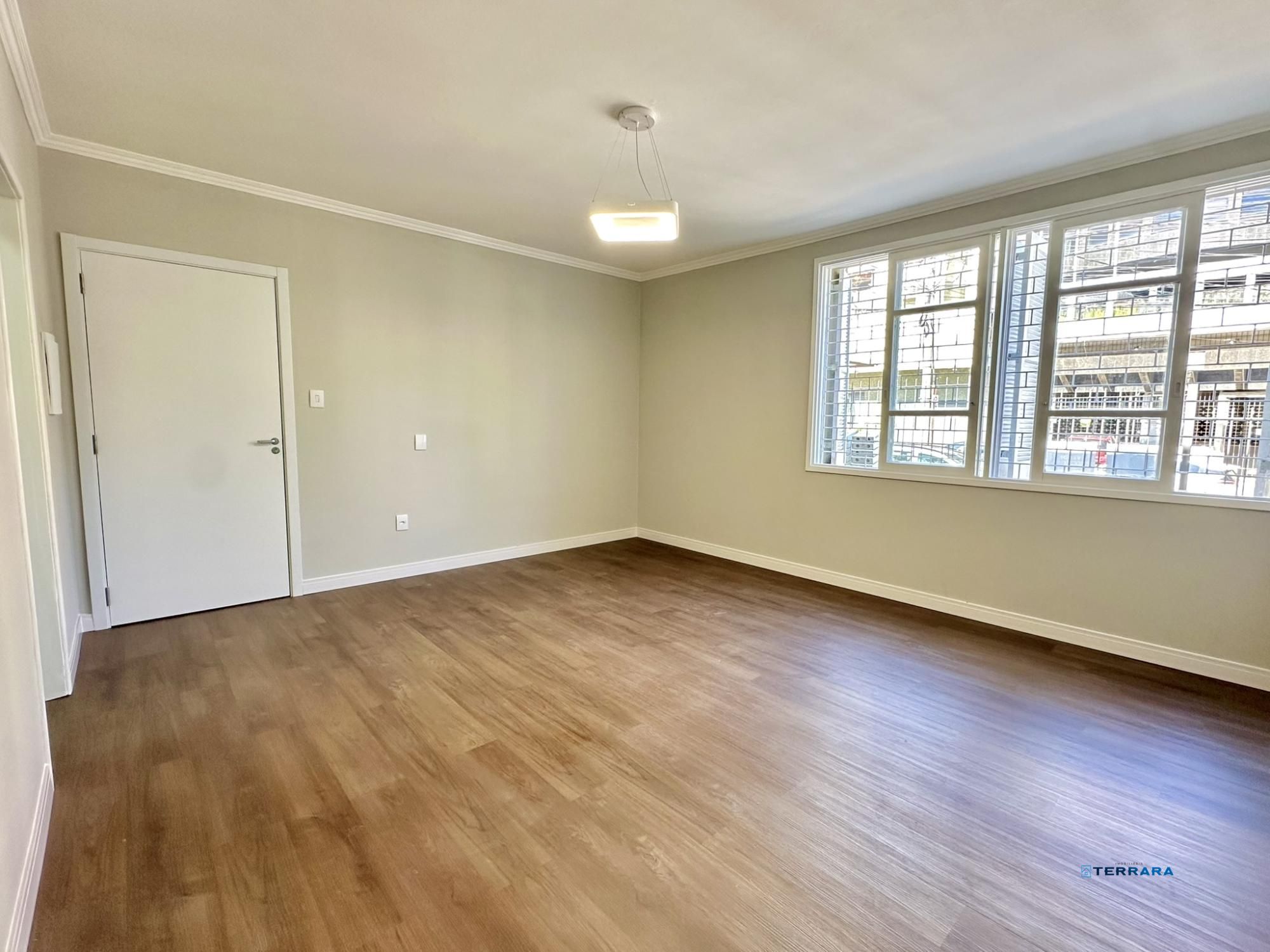 Amplo apartamento 1 dormitório com 57m² de frente no Menino Deus