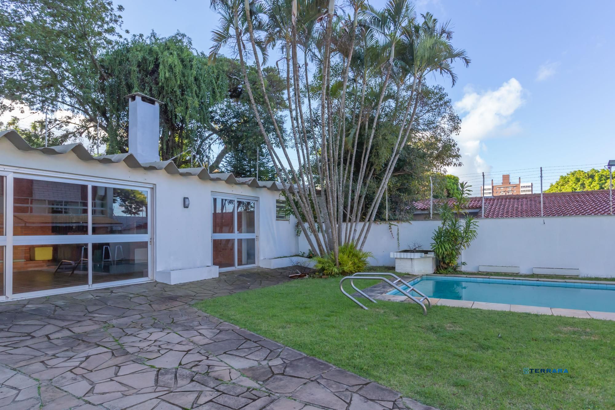 Casa com piscina e patio ampla no bairro Boa Vista, Porto Alegre/RS