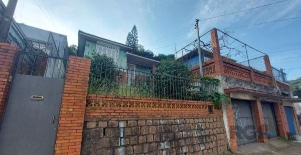 Casa de 3 dormitórios 180m², no bairro gloria