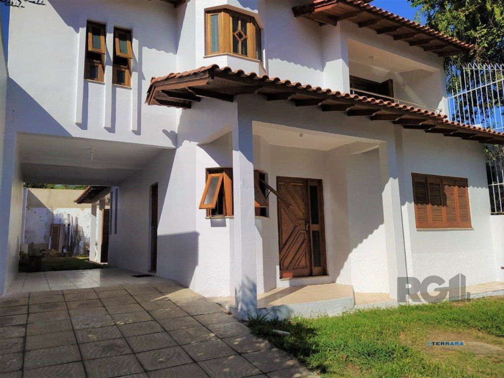 Casa 234m² - 3 dormitórios, 1 suíte e vaga para 6 carros no Jardim São Pedro