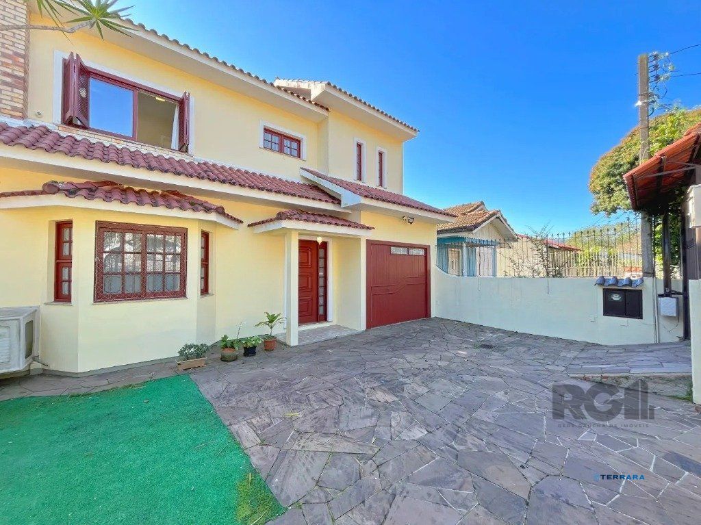 Casa de 3 dormitórios no bairro Cavalhada