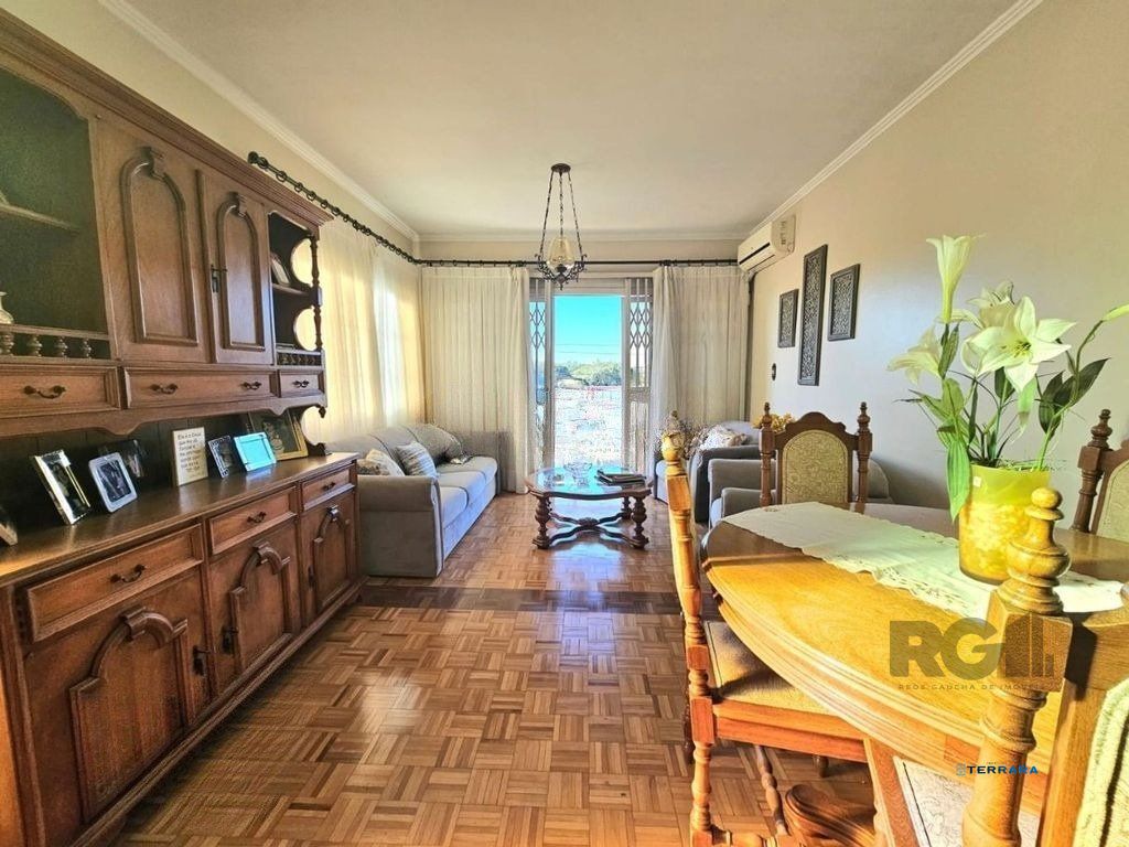 Casa de 4 dormitórios á venda no bairro Partenon