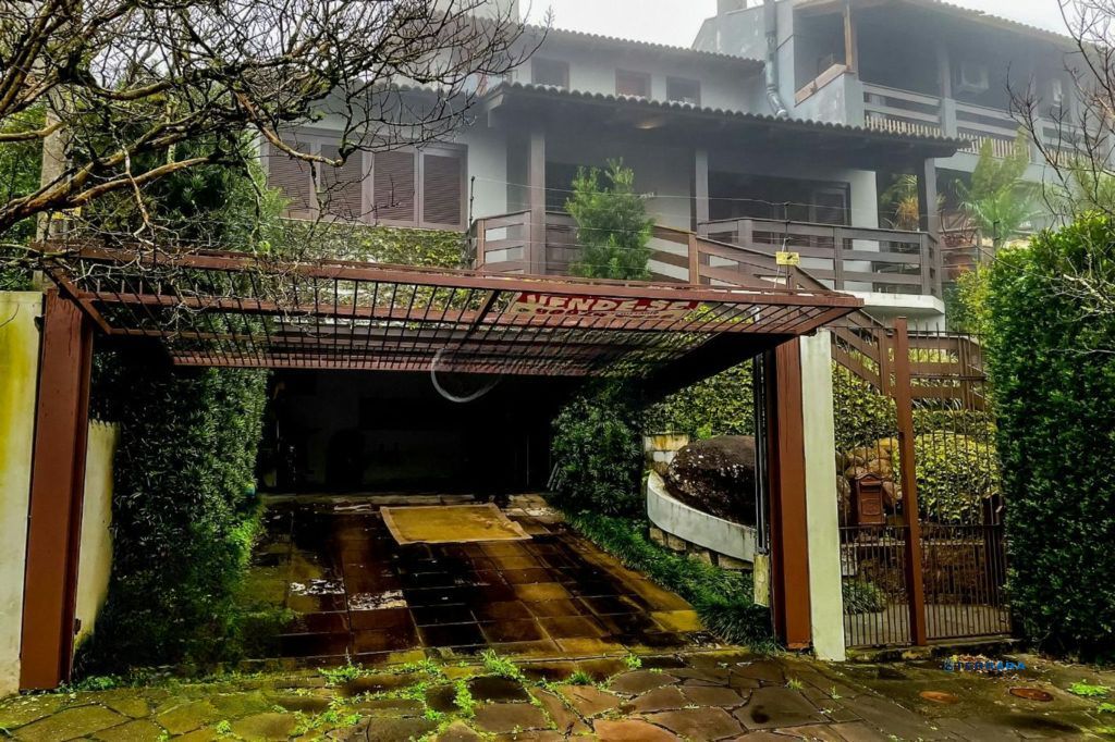 Casa de 3 dormitórios com piscina no bairro Teresópolis, em Porto Alegre.