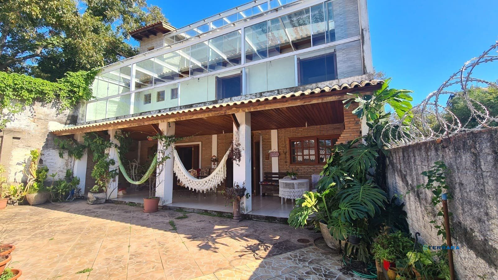 Casa com 4 dormitórios, 2 vagas e 300m² á venda