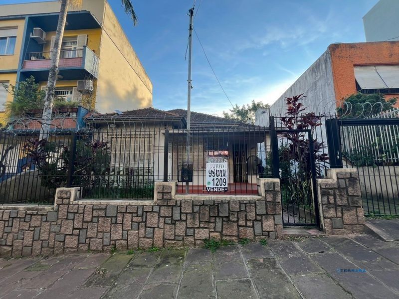 Casa 4 dormitórios no bairro Rio Branco em Porto Alegre para Venda