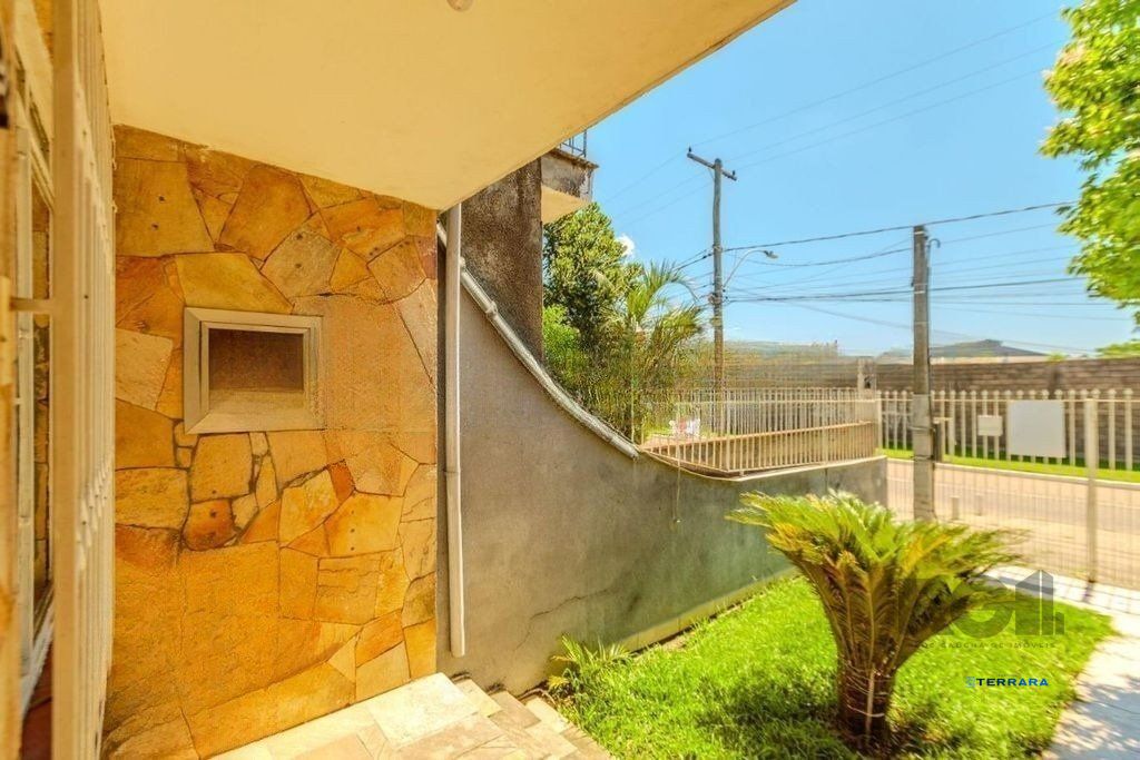 Casa de 3 dormitórios no bairro Rubem Berta