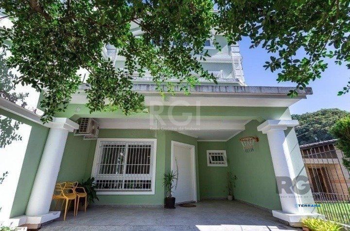 Casa com 03 dormitórios, 01 suíte, pátio, terraço com churrasqueira e vaga de garagem para 03 carros no bairro Ipanema