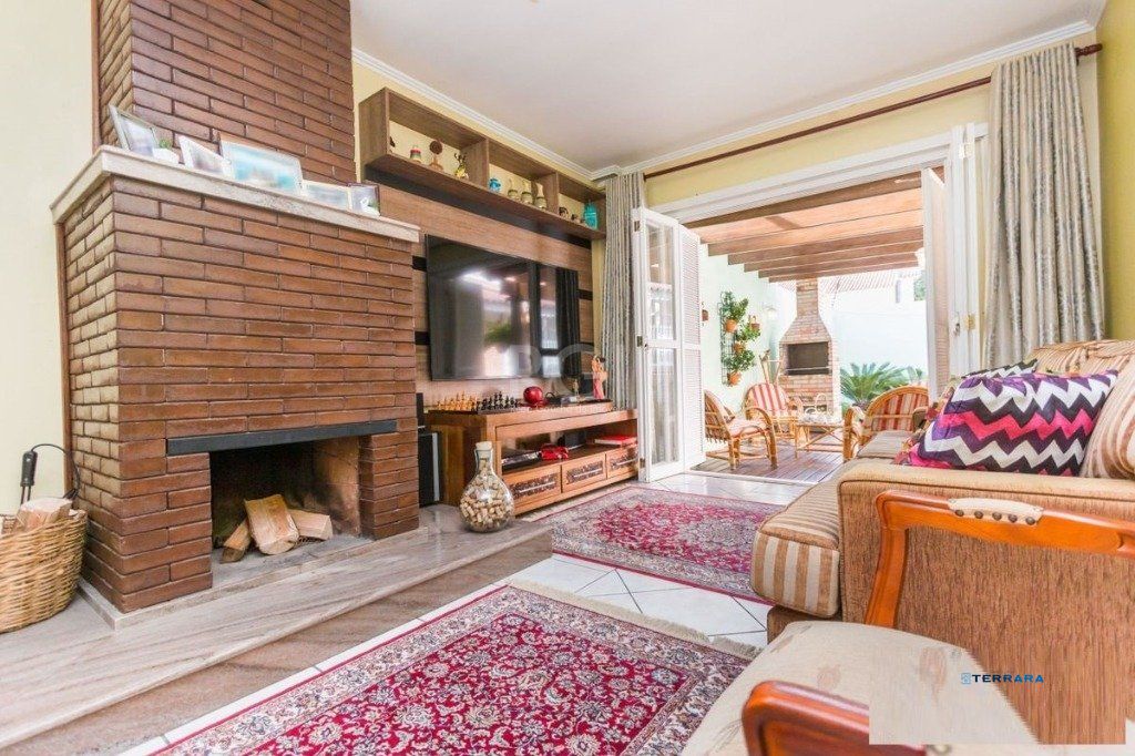 Casa para Venda - 258m², 3 dormitórios, sendo 1 suites, 4 vagas - Teresópolis