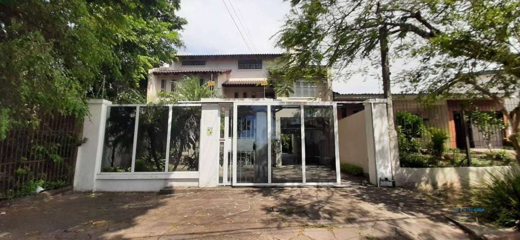 VENDE – AMPLA CASA RESIDENCIAL COM PISCINA E 5 VAGAS