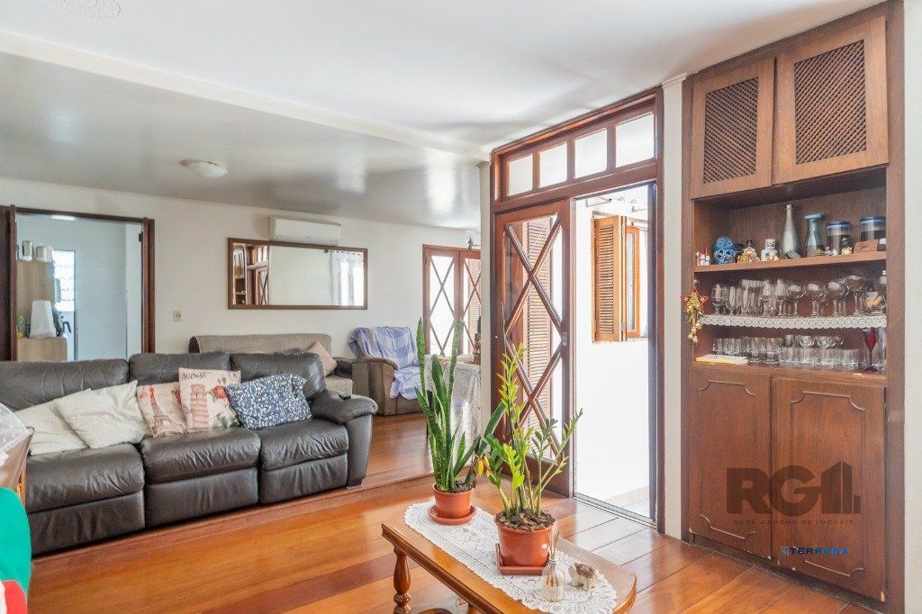 Casa com 4 dormitórios no bairro Gloria