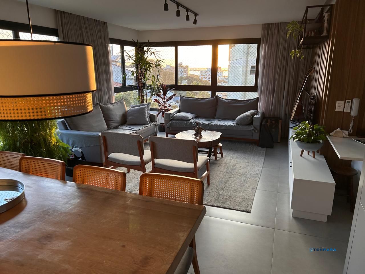 Apartamento impecável no coração do Menino Deus, com 107m², vaga dupla de garagem e infra completa