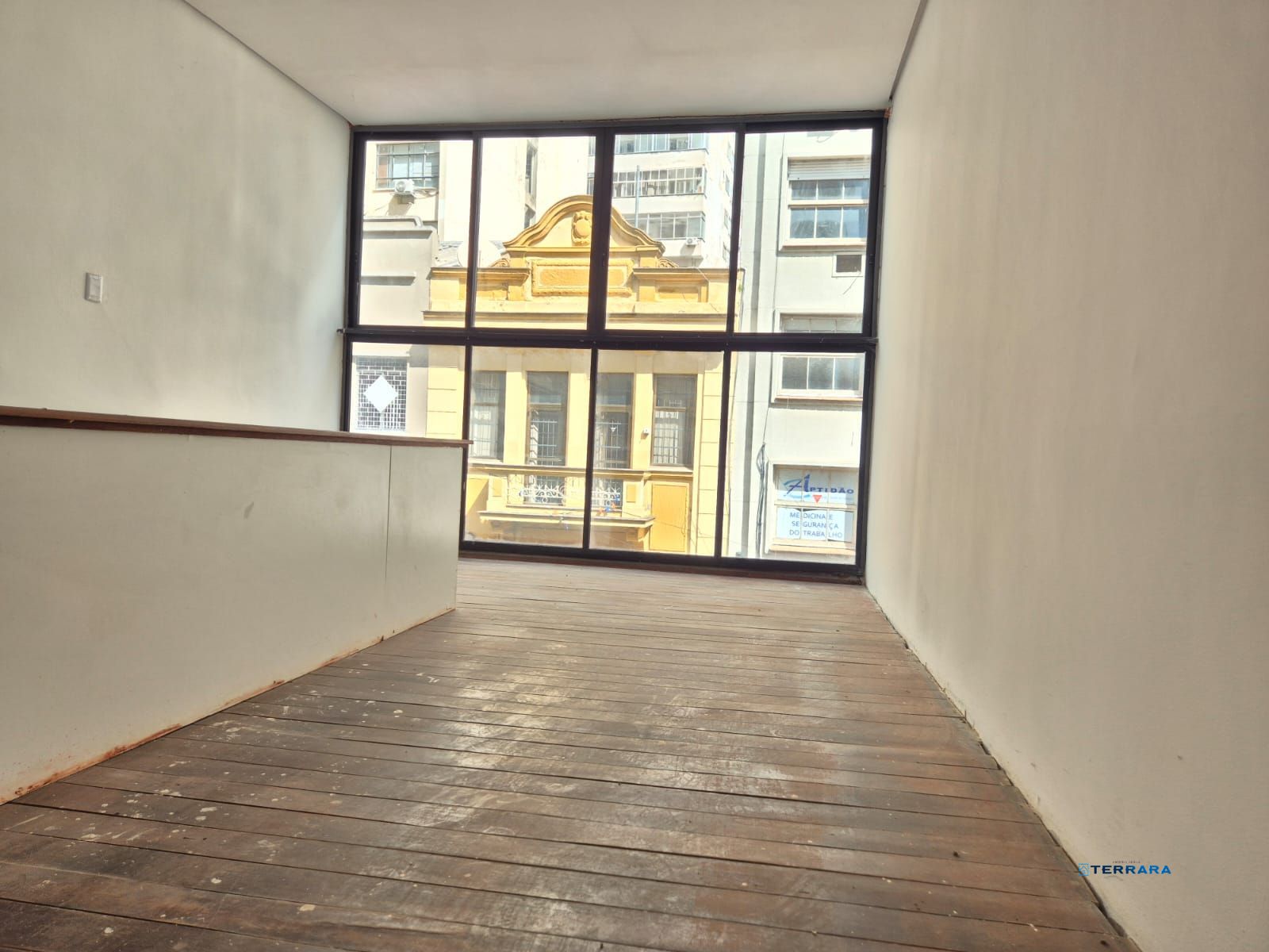 Prédio comercial com 3 andares