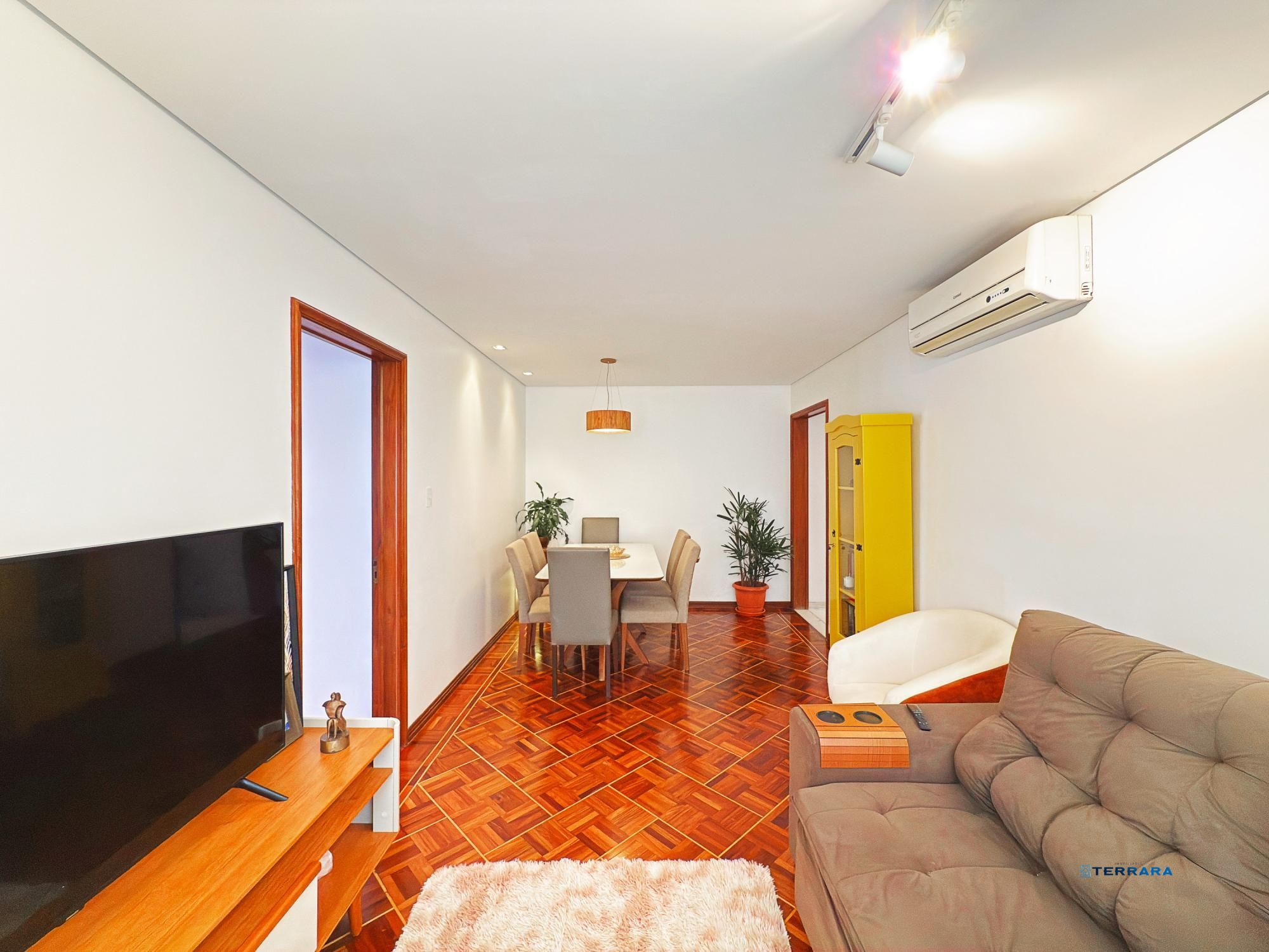 Apto 82m² 3 quartos, sendo um de empregada com suíte, prédio com elevador e vaga de garagem.
