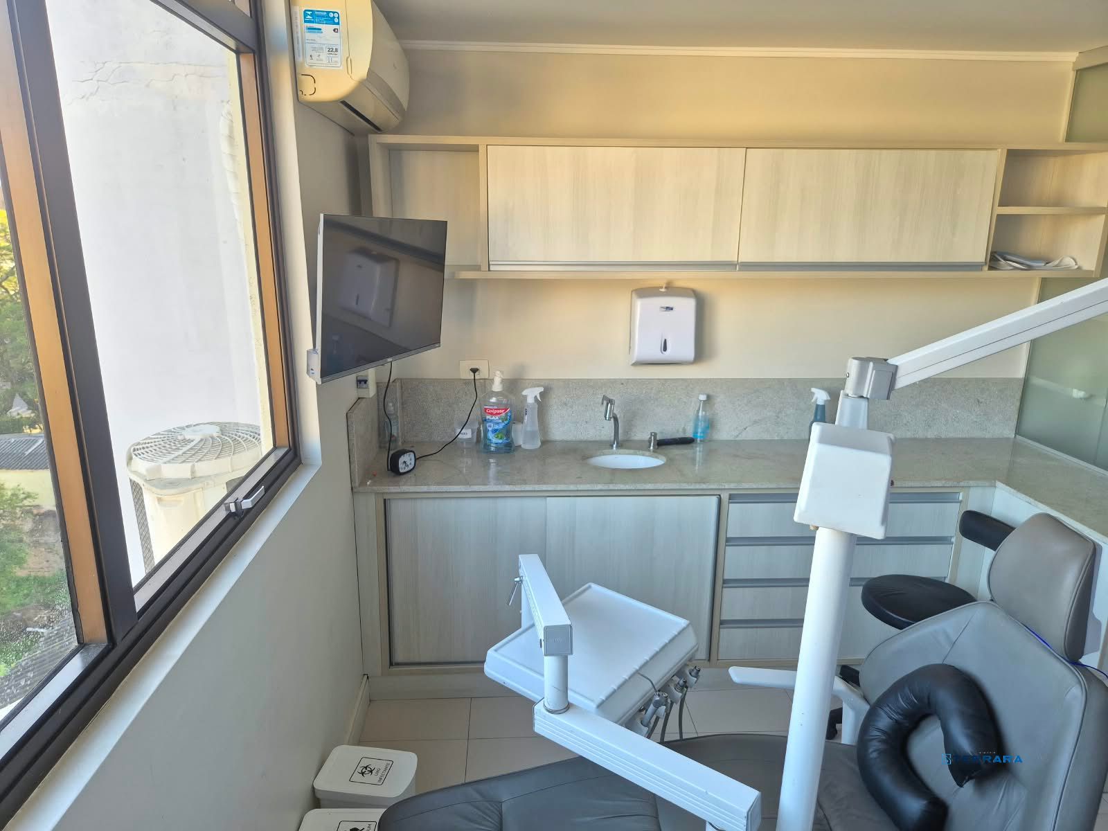 Sala comercial em formato consultório dentário