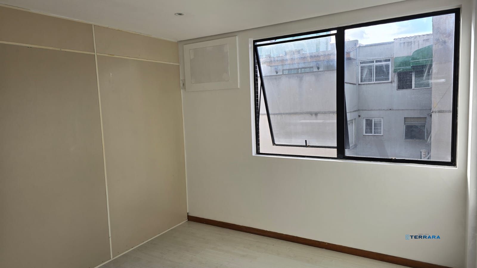 Sala a venda no Menino Deus