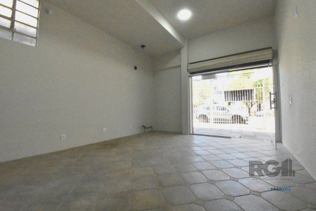 Sala reformada e desocupada!