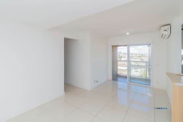 Apartamento de 2 dormitórios à venda em São Geraldo, Porto Alegre.
