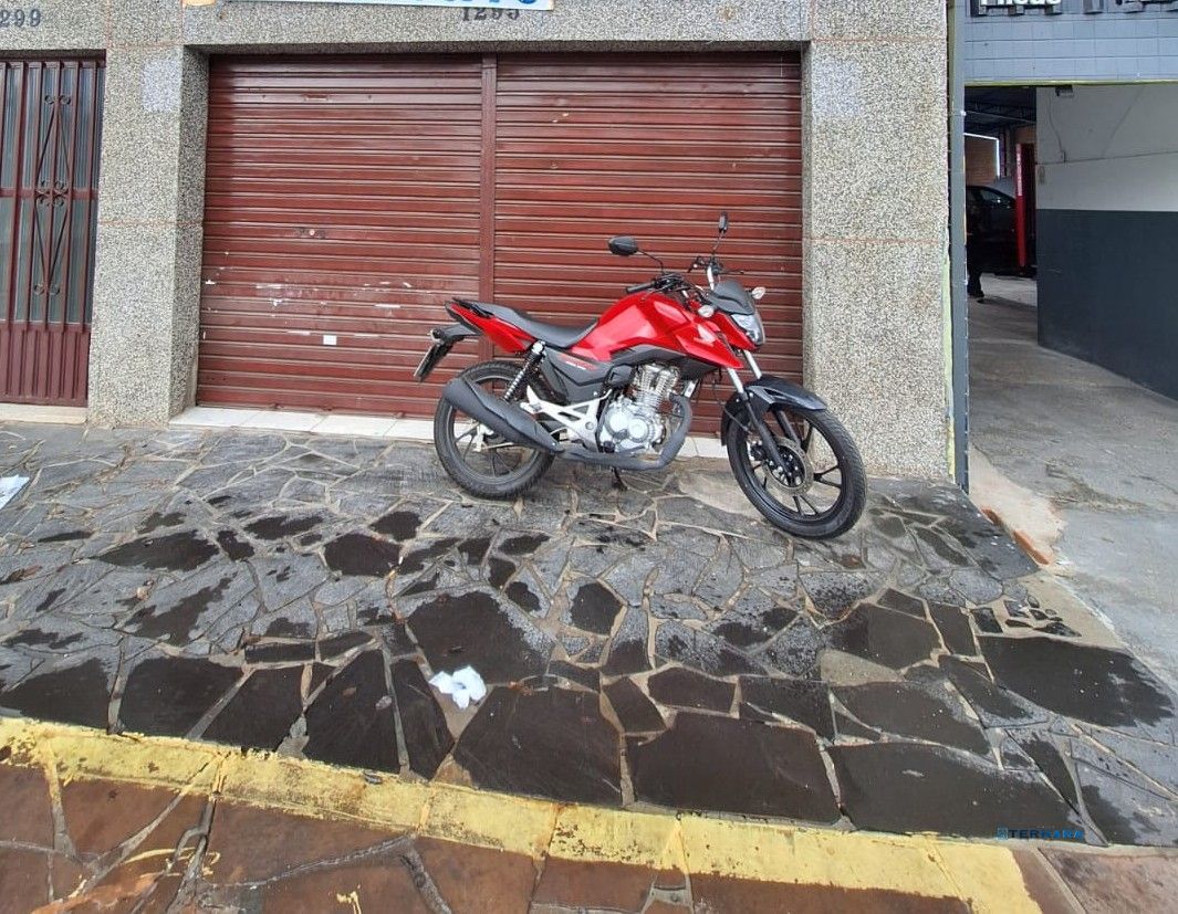 Sala Comercial vendida junto com o outro conjunto ao lado, e 4 Salas no segundo e terceiro Pavimento