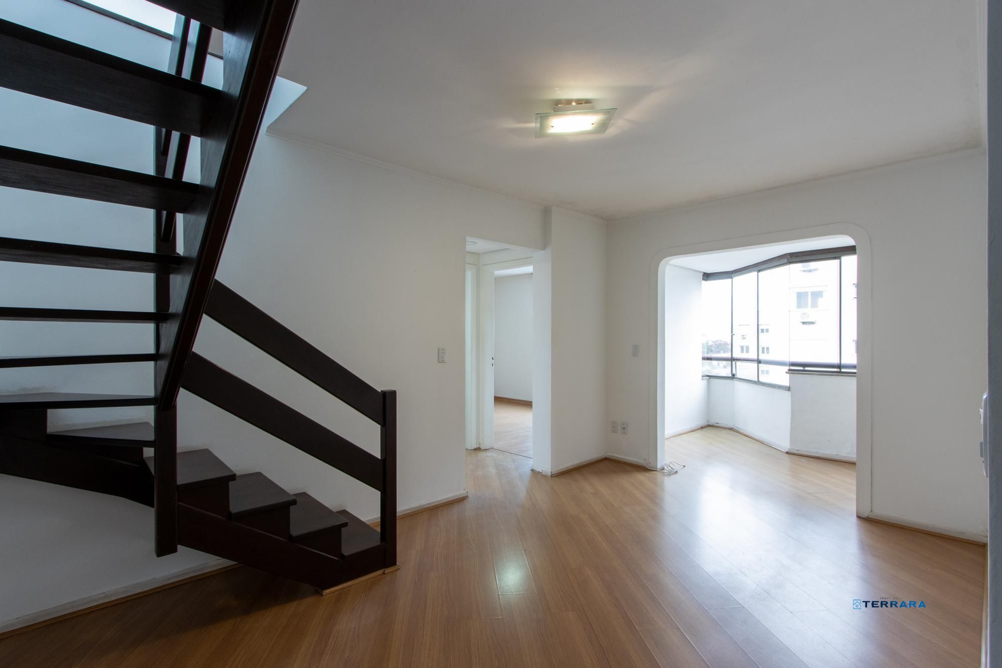 Cobertura com 137m², no Bairro Cristal, de 2 dormitórios, sento uma suíte, ampla sacada, churrasqueira, vista panorâmica, vaga coberta.