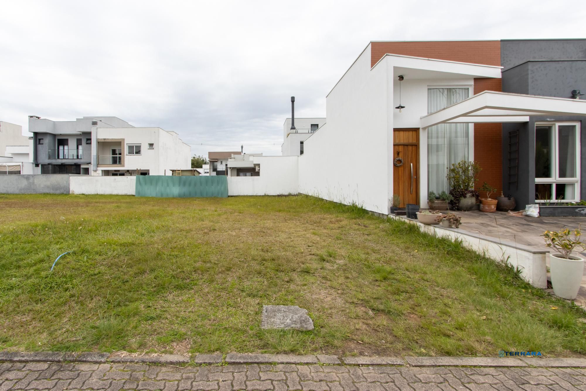 Lote de 154m2 no Condomínio Villa Amalfi, com boa infraestrutura