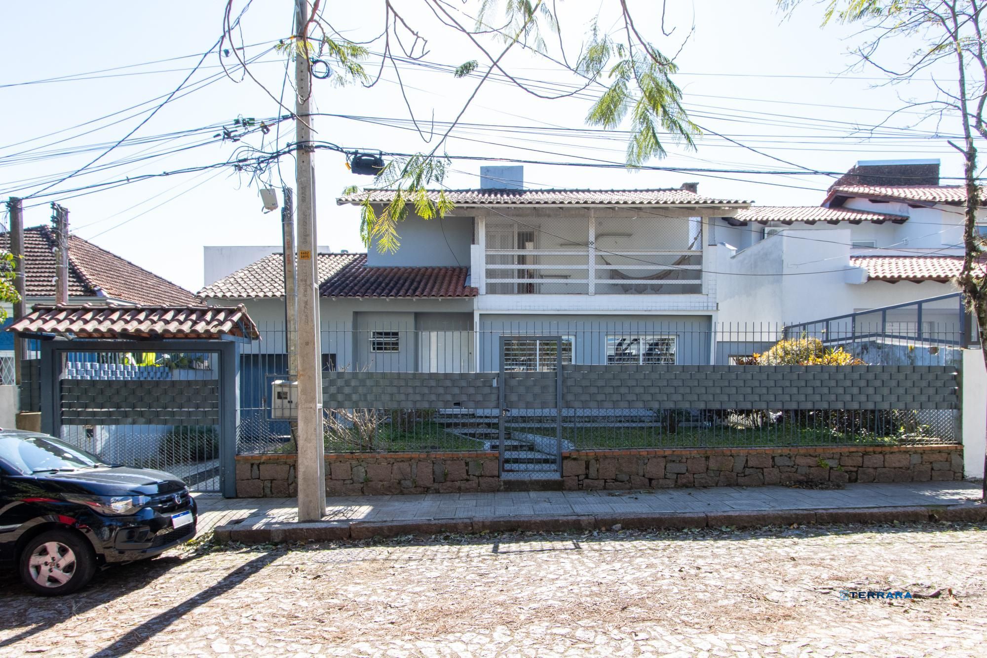Casa 3 Dormitórios no Bairro Tristeza com 2 Vagas de Garagem