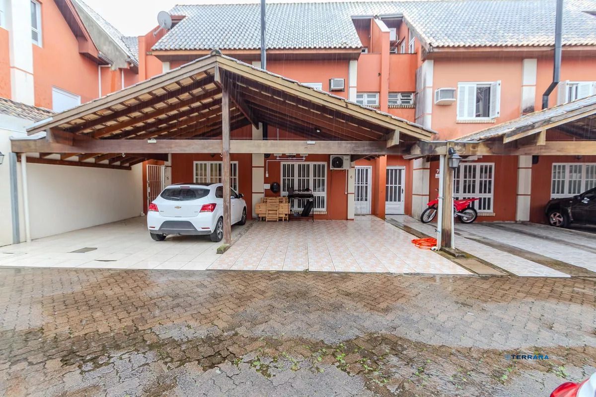 Casa de condomínio, 3 dormitórios, 1 suíte e 2 vagas cobertas no bairro Teresópolis.