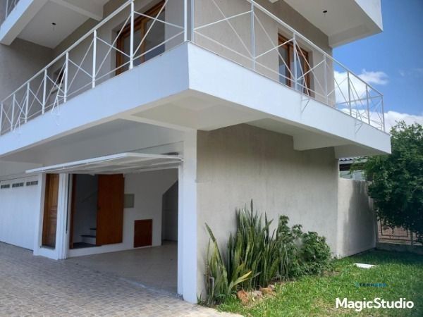 Casa de 3 Pavimentos com Sacadas, Lareira e Espaço Gourmet