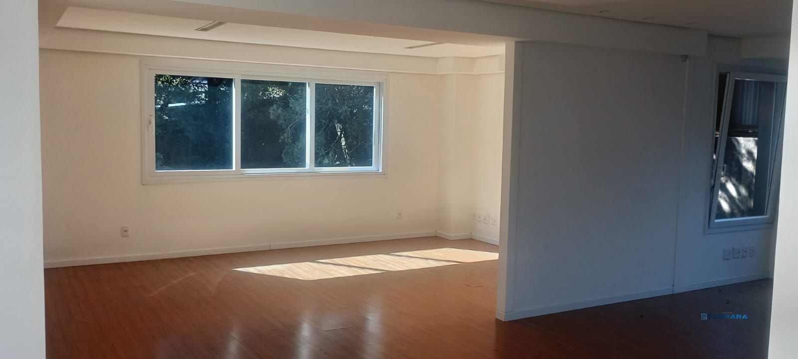 SALA COMERCIAL COM LOCALIZAÇÃO ESTRATÉGICA NO CENTRO DE GRAMADO-RS