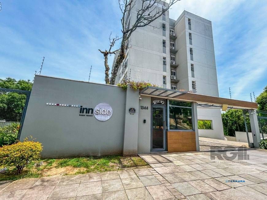 Apartamento de 2 dormitórios, living, cozinha planejada, área de serviço, banheiro social e 1 vaga de garagem escriturada.